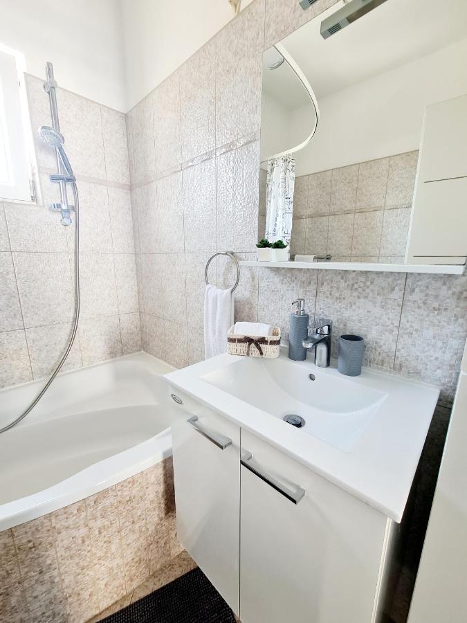 Apartment In Murter Bagian luar foto