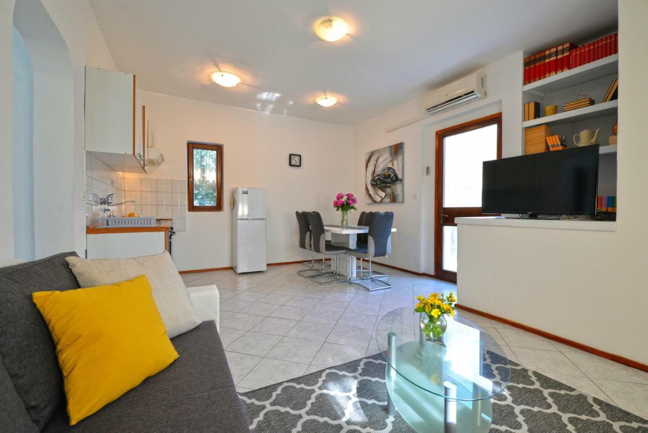 Apartment In Murter Bagian luar foto